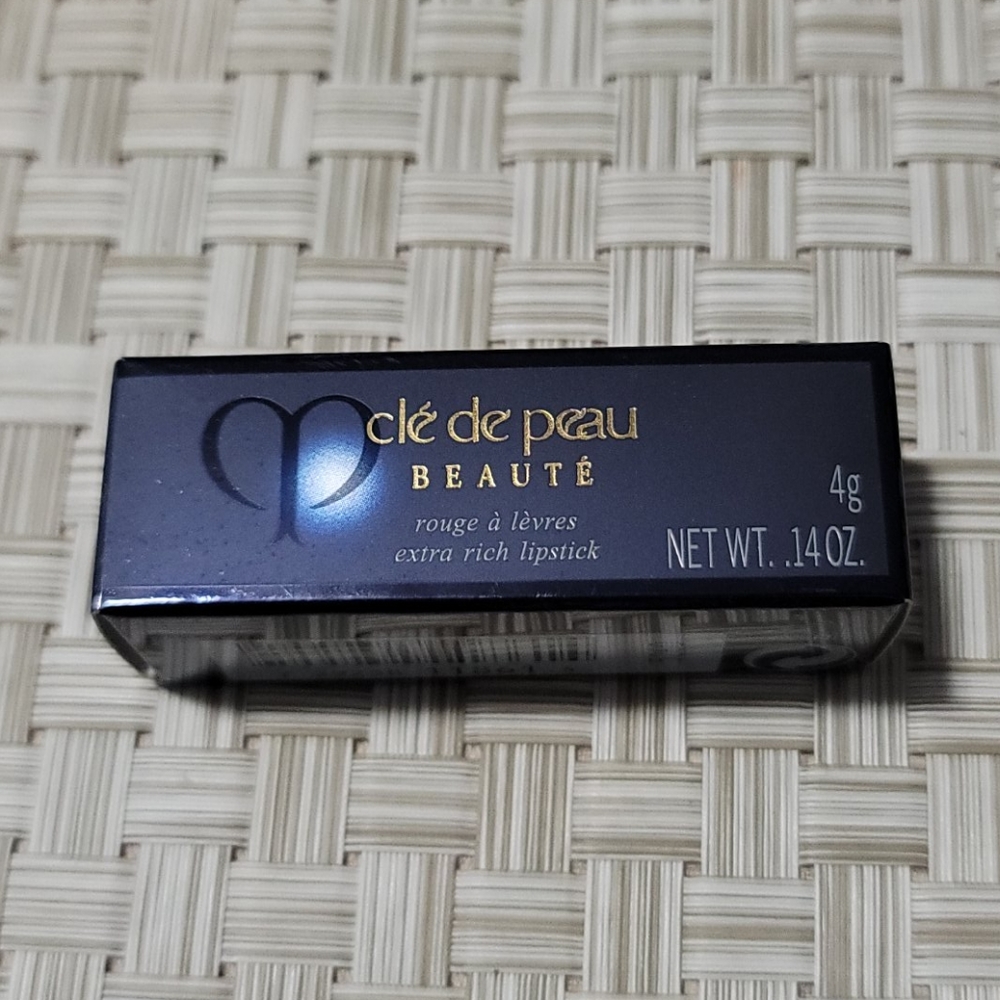 Cle de peau lipstick